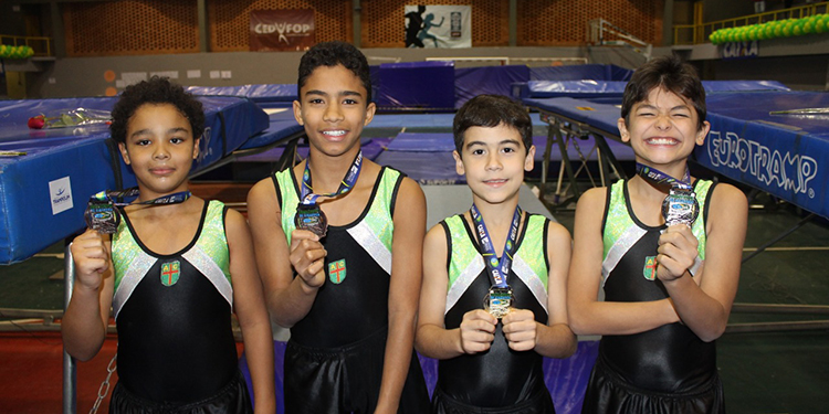 Juiz-forano é campeão brasileiro infantil de tumbling 3 esp ginástica Da esquerda para a direita Pedro França João Gabriel Nogueira Pedro Henrique Ramos e Matheus Tavares foto Tiago Romão destacada