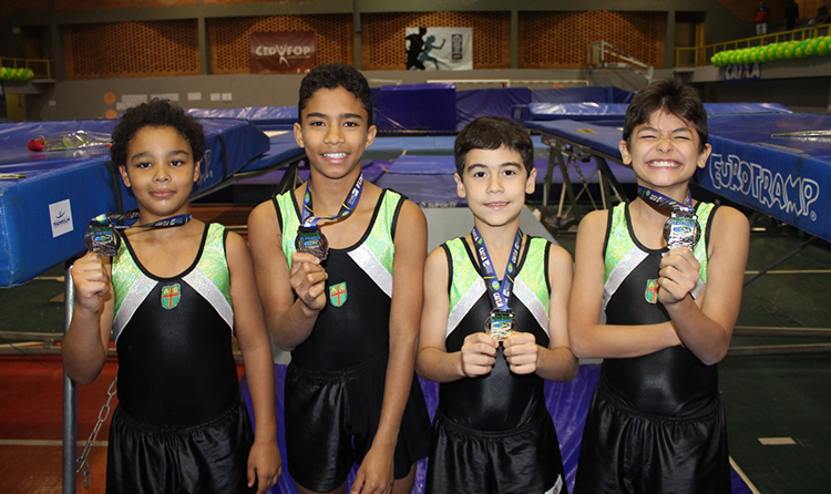 Juiz-forano é campeão brasileiro infantil de tumbling 1 esp ginástica Da esquerda para a direita Pedro França João Gabriel Nogueira Pedro Henrique Ramos e Matheus Tavares foto Tiago Romão