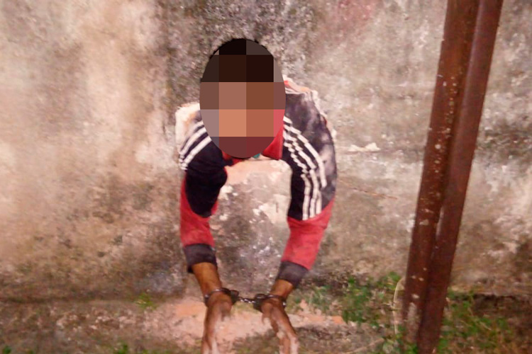 Homem tenta furtar loja e fica preso em buraco na parede 2 homem preso divulgação PM