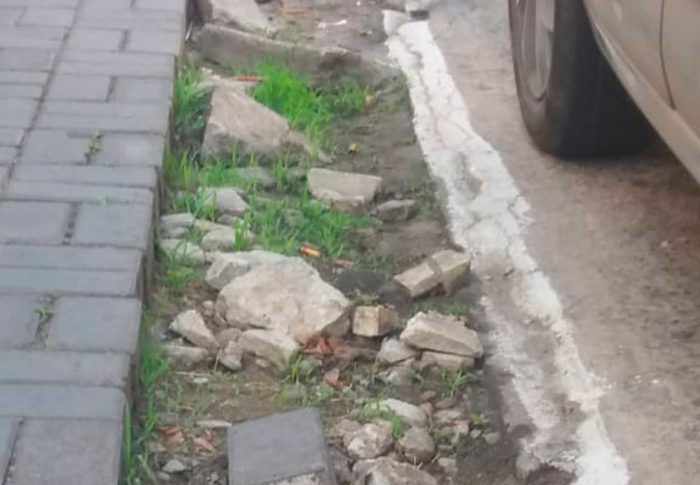 Leitor reclama de calçada com pedras soltas no Centro 4 vu1