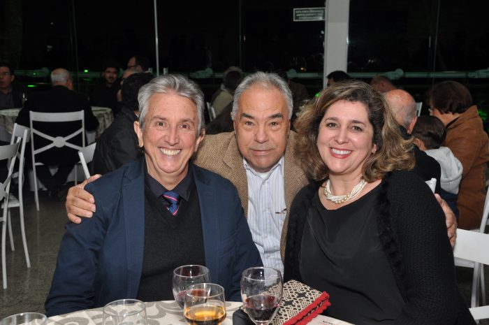 João Matos ladeado por José Cândido Gonçalves e Cláudia Uebe na festa dos 123 anos da Associação Comercial Foto: Wólmer Monteiro