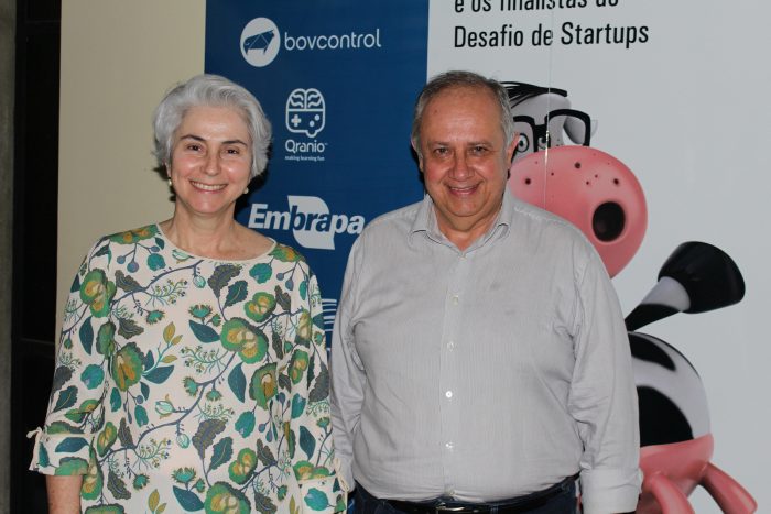 Encontro na Embrapa: Quem esteve em Juiz de Fora para um encontro com as principais lideranças do setor leiteiro, visita a UFJF, 'startups' e investidores foi a secretária do Estado de Agricultura, Ana Valentini - no ‘flash’ com o chefe-geral da Embrapa, Paulo do Carmo Martins. A propósito, ela ouviu do dirigente informações sobre o potencial da região para desenvolver soluções tecnológicas inovadoras para alimentos.
