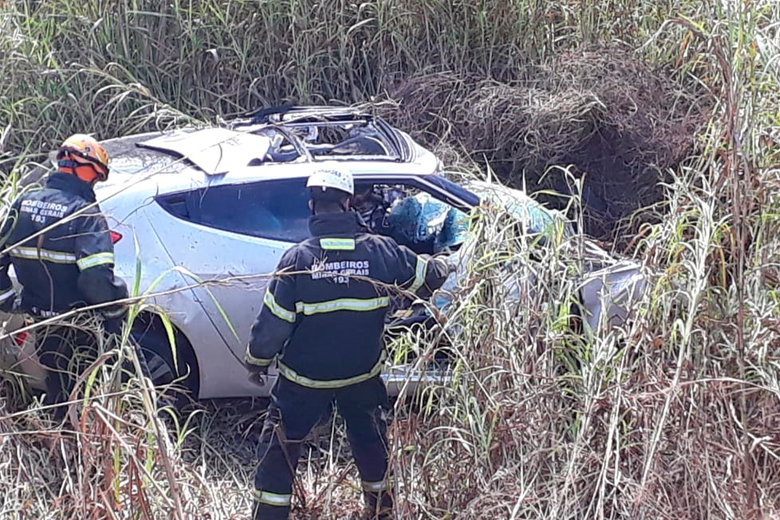 Batida frontal causa morte na BR-267, na altura de Valadares 2 Acidente br 267 1