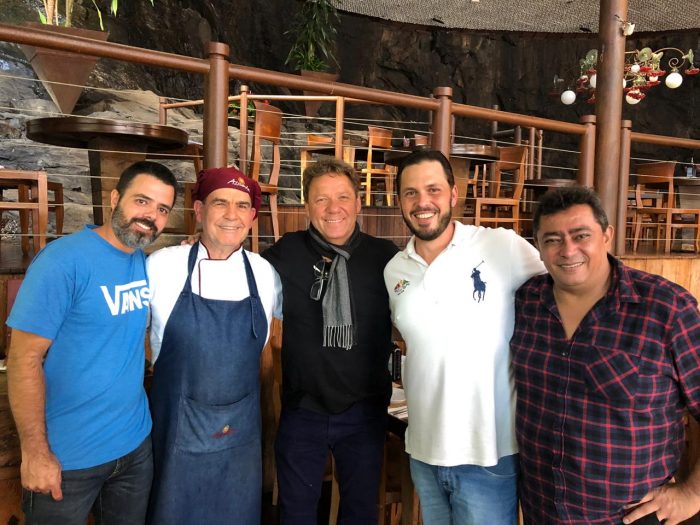 Visita ilustre: Claude Troigros, o ‘chef’ da cozinha francesa que é considerado um dos grandes nomes da gastronomia brasileira no momento, ladeado pelos seus anfitriões na Assunta, Honório Carvalho e Felipe Moreira, além de seus auxiliares Daniel e Batista, em recente visita a Juiz de Fora.