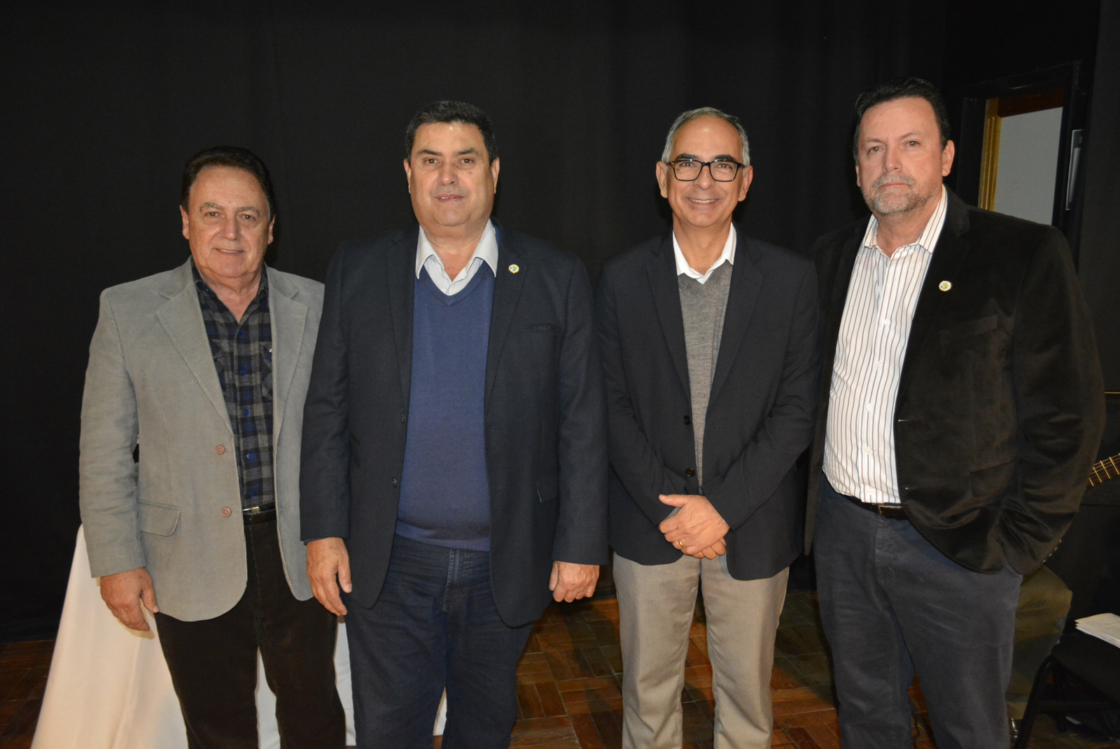 Missa do panificador: O presidente do Sindipan, Heveraldo Lima de Castro (de camisa azul), ladeado pelo presidente da Fiemg Regional, Aurélio Marangon, prefeito Antônio Almas e o vice-presidente do Sindipan, Adilson Leite, na missa do panificador, celebrada pelo padre Lélis.