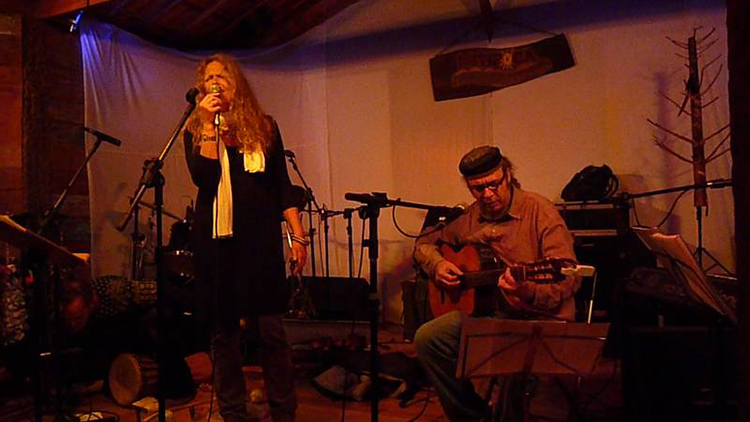 Nomes internacionais sobem a serra para o Ibitipoca Jazz Festival 1 Greta Bro com Hérmanes Abreu no Ibitipoca Jazz em 2009 Arquivo site gretabro com