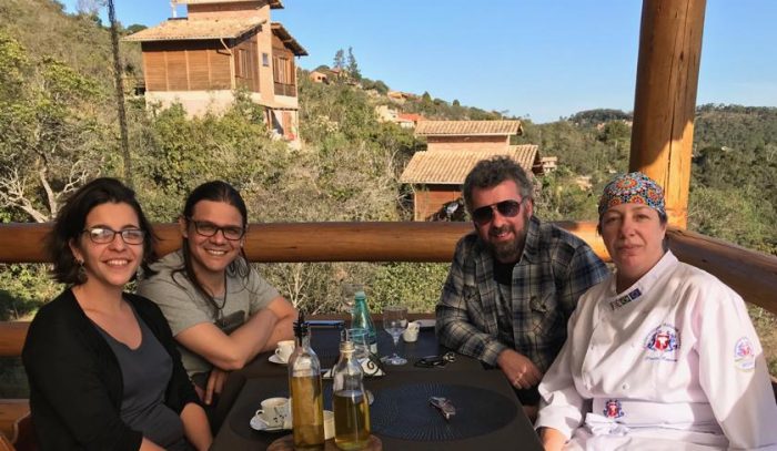 Dani e Aldo Torres, Emmerson Nogueira e a ‘chef’ Ana Paula Esteves clicados no Oliva Bistrô, em Ibitipoca 