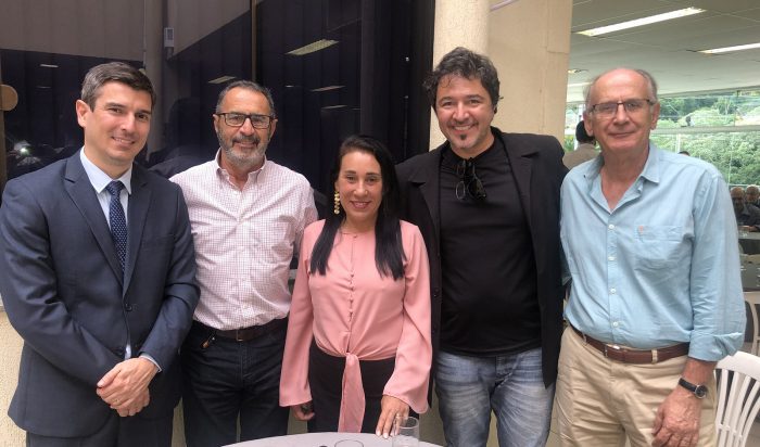 O governador Romeu Zema com seus anfitriões no almoço da Fiemg Regional, Tadeu Monteiro e Aurélio Marangon 5 IMG 5960