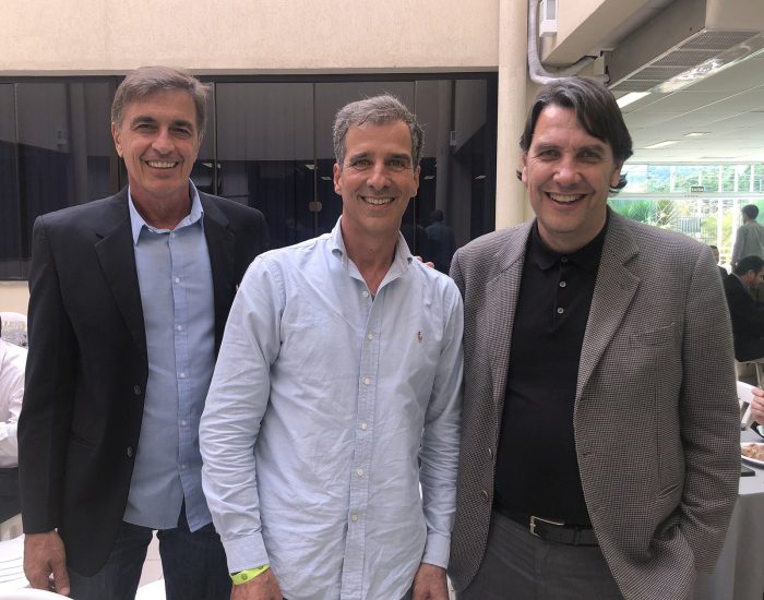 O governador Romeu Zema com seus anfitriões no almoço da Fiemg Regional, Tadeu Monteiro e Aurélio Marangon 3 IMG 5964