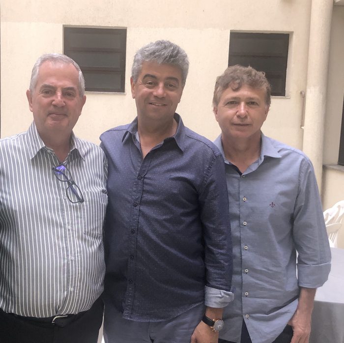 O governador Romeu Zema com seus anfitriões no almoço da Fiemg Regional, Tadeu Monteiro e Aurélio Marangon 2 IMG 5965