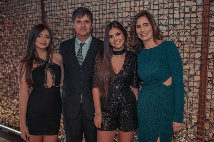 15 anos de Carolina: Neta do ex-delegado Paulo Moraes, Carolina Moraes Miranda (no 'flash' com a irmã Maria Clara e os pais Luciano e Juliana Moraes) comemorou seus 15 anos, em alto estilo, na Akaza. A noite teve um toque especial do ‘buffet’ assinado por Érica Stephan Silva, que sempre organizou os aniversários de Carolina, além da decoração de Silvana Feluti. Foto: Isaac Freitas
