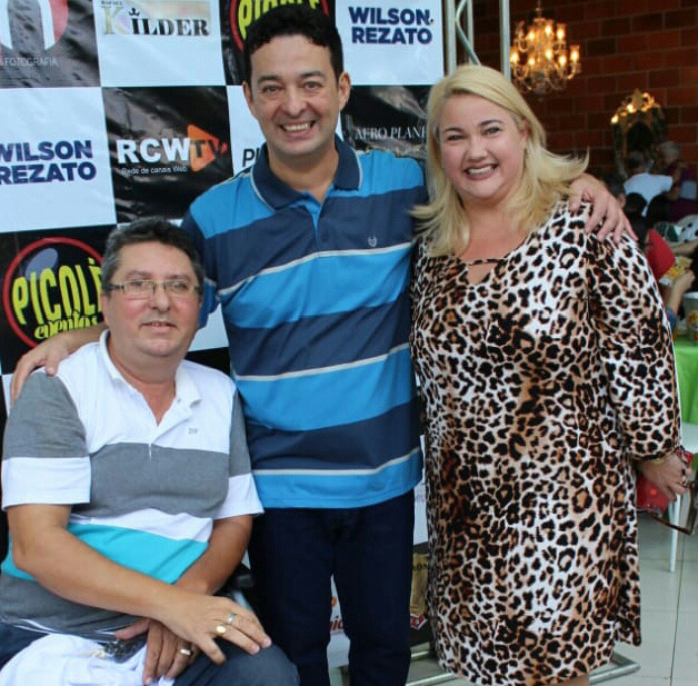O homenageado Juracy Neves com Edgar Ribeiro e Paulo Cesar Magella na festa dos 123 anos da Associação Comercial 2 O aniversariante Léo Peixoto, com Ney Gerald e Alessandra Sampaio, no Aero Planet