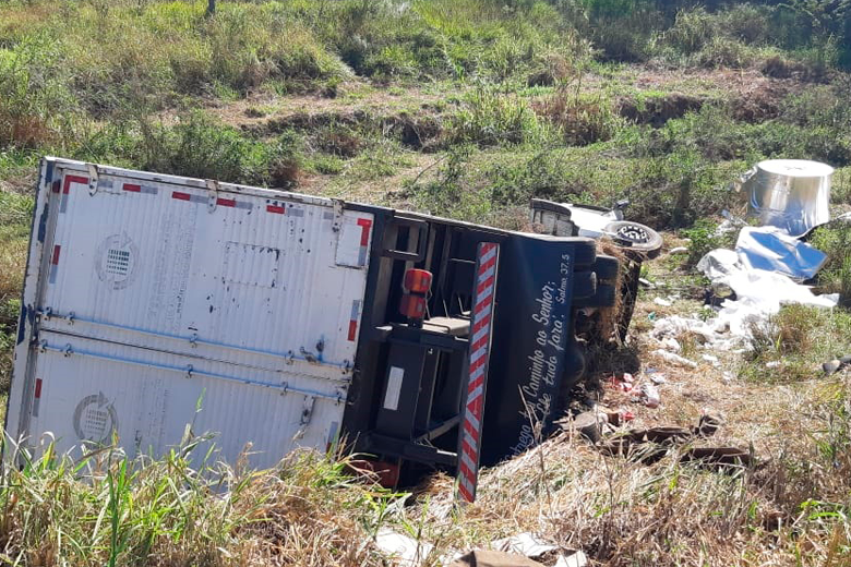 Batida entre caminhões termina em morte na BR-116 1 acidente br 116 2