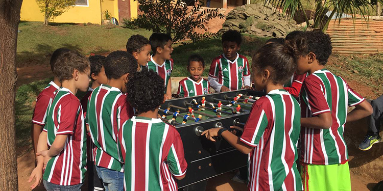 Jovens de projeto social de Santana do Deserto recebem base do Fluminense 3 esp Onda Solidária com Flu Santana do Deserto destacada