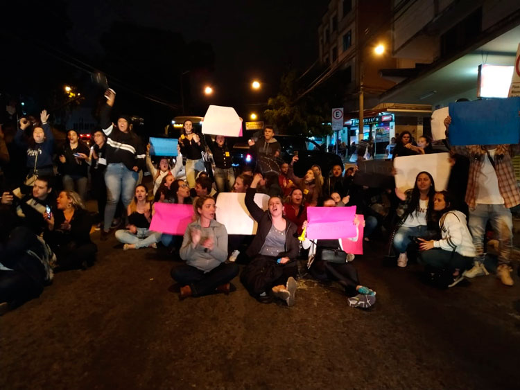 Estudantes protestam contra demissão de professores na Universo 1 manifestação interna