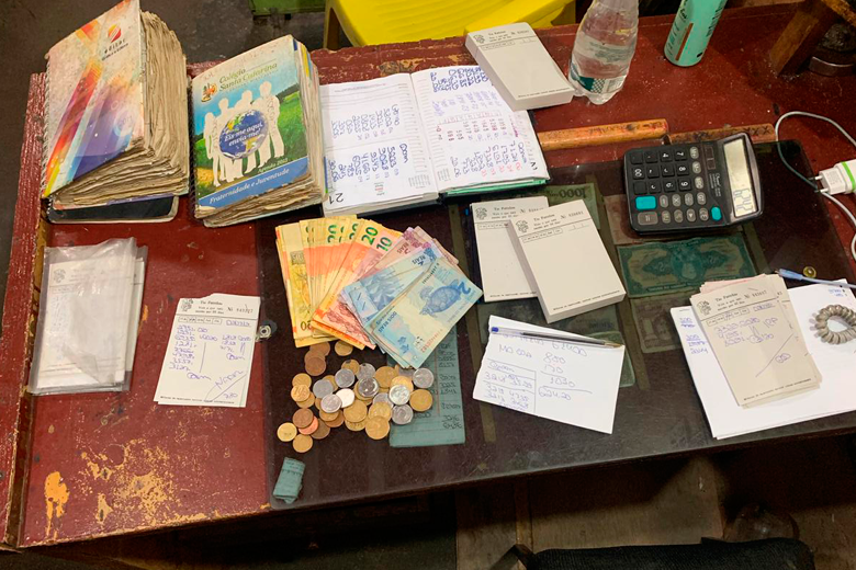 Quatro pessoas são presas por ligação com jogos ilegais 1 operação policia civil