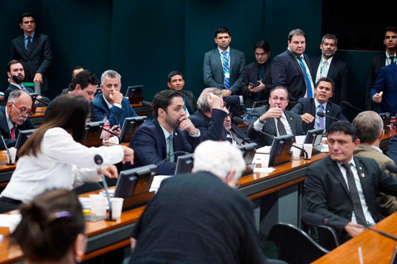 Comissão aprova destaque que retira citação a PMs e bombeiros na reforma 1 reforma by Pablo Valadares Câmara dos Deputados