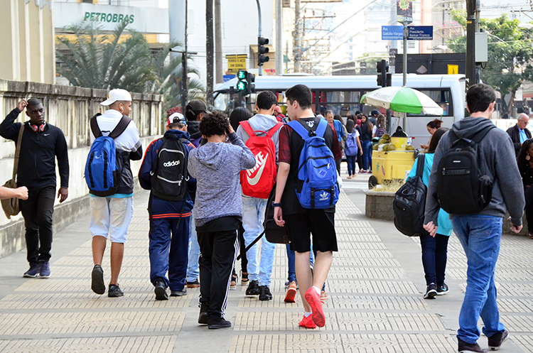 Agentes de trânsito reforçam fiscalização perto de escolas 1 volta às aulas olavo