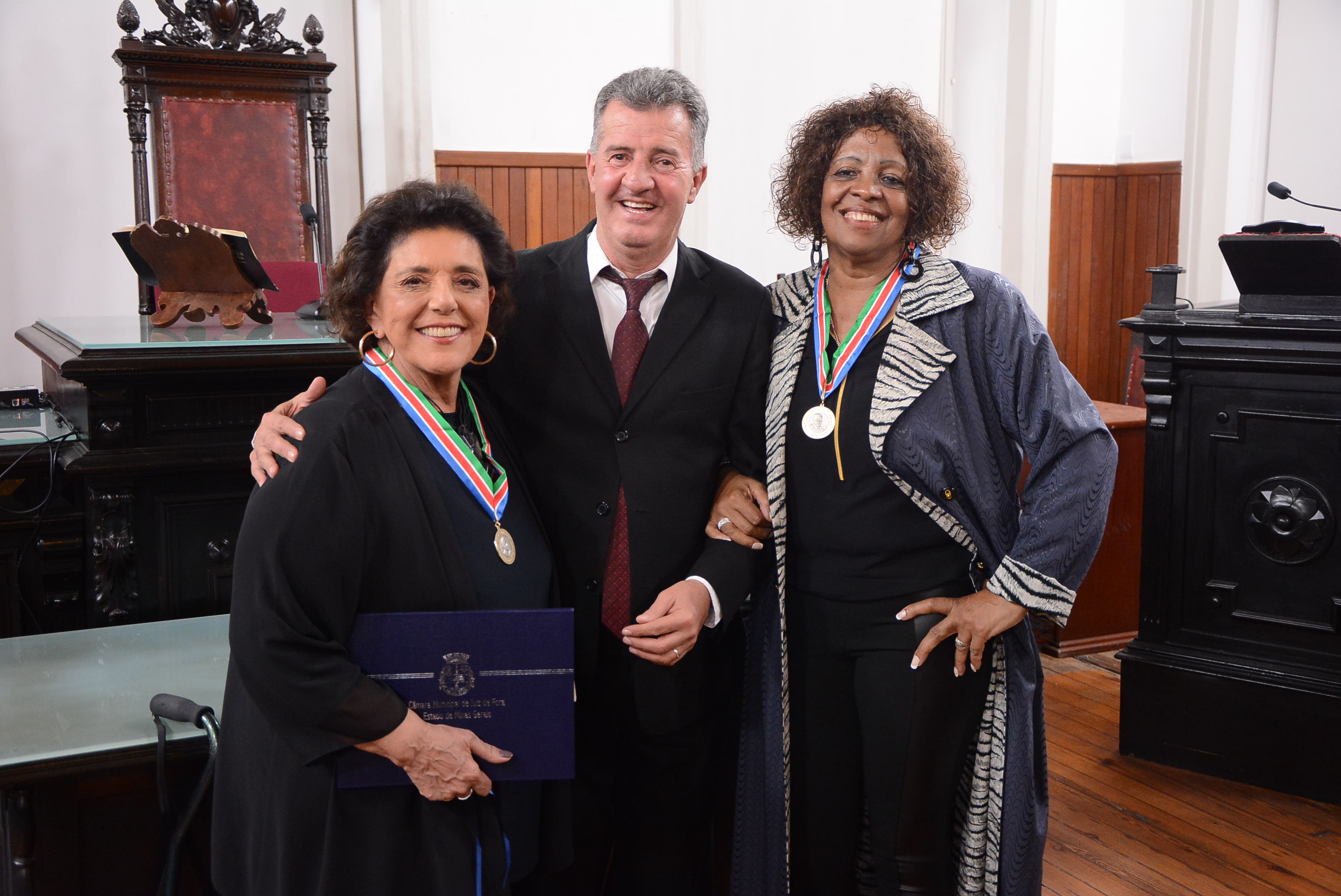 O presidente da Câmara, Luiz Octávio (Pardal) ladeado pela jornalista Leda Nagle e a cantora Ana Terra, na entrega da “Medalha Geraldo Pereira”