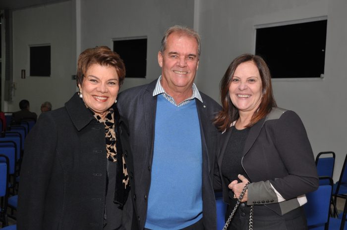 Vânia e Robson Sampaio com Sandra Sarmento Carrato em noite de 'coq' no Green Hill Foto: Wólmer Monteiro