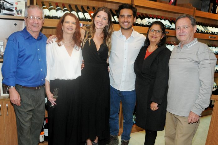 Carlos Sérgio e Celeste Negrão Martins Santos com a filha Tamiris Negrão e Pedro Queiroz (com os pais Vera e Eduardo Rocha Queiroz) na inauguração da Vinho & Ponto, no Spazio Design Foto: Andréa Ottoni