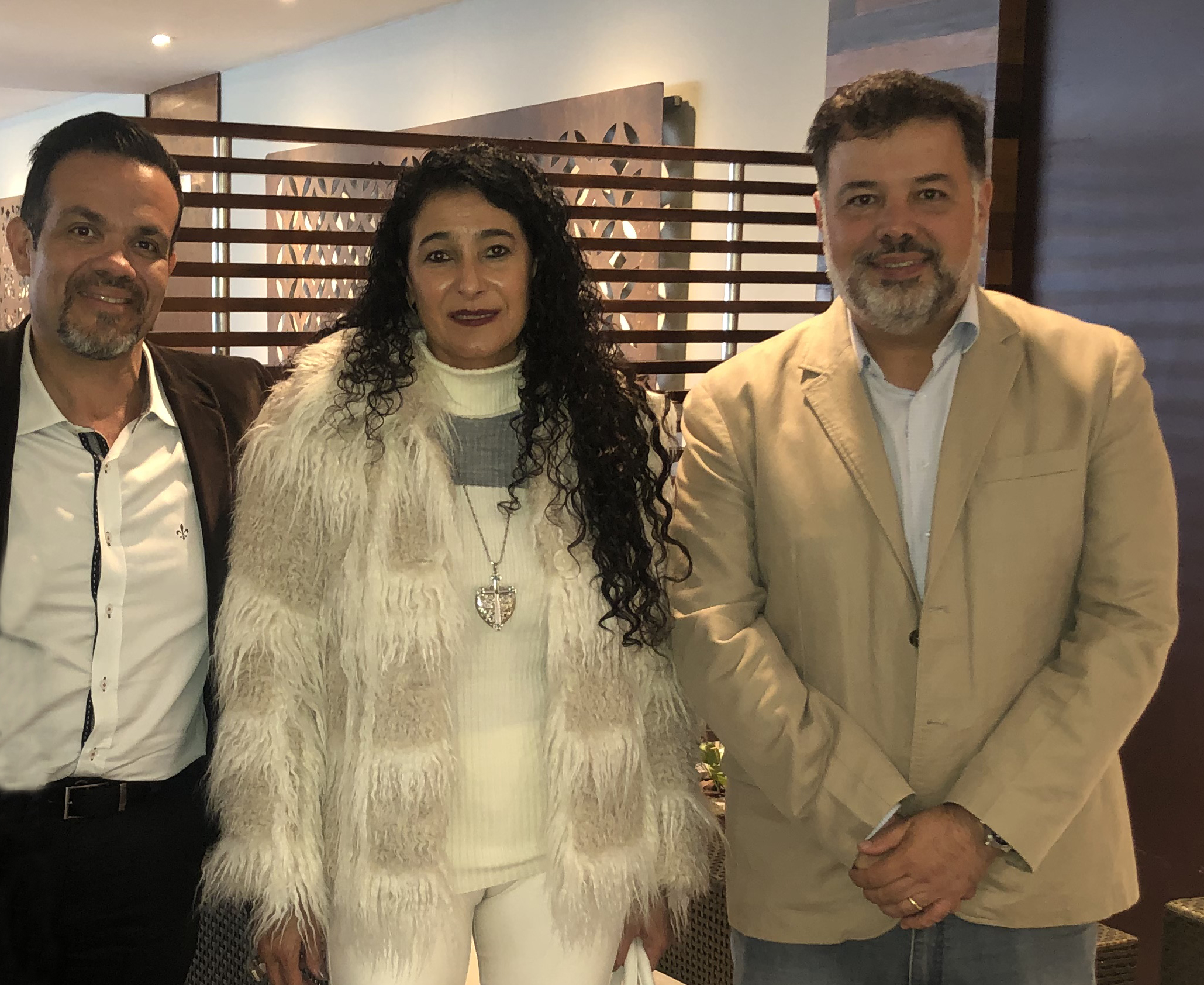 Luiz Carlos Lyra e Suzana Neves com o presidente da Cesama, André Borges clicados, ontem, no almoço da Chimarron 1 Luiz Carlos Lyra e Suzana Neves com o presidente da Cesama, André Borges clicados, ontem, no almoço da Chimarron