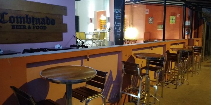 Vamos combinar um passeio nos botecos da Zona Norte? 3 Fachada Mesas