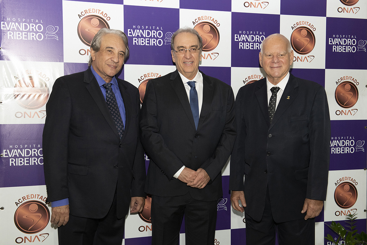 O ex-ministro da Saúde, José Saraiva Felipe, o anfitrião Evandro Ribeiro de Oliveira e Péricles Góes da Cruz na entrega do certificado da Organização Nacional de Acreditação (ONA) ao Hospital Evandro Ribeiro, no Teatro Paschoal Carlos Magno Foto: Kempton Vianna