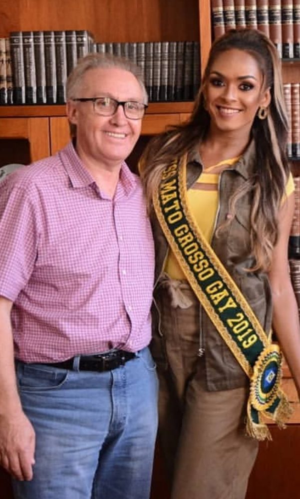 Amaranta Vilanova, Alessandra Ferreira, Kívia Lage e Alessandra Marquito iluminando a noite da Danke Club 2 O vereador Juraci Scheffer e a representante do Mato Grosso, Jennifer Lizz (primeira candidata surda a participar do Miss Brasil Gay), que será homenageada com moção de aplauso, na Câmara Foto: Reprodução
