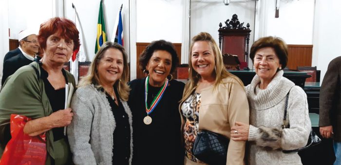 Eriméa Toledo, Margot de Freitas Santos, Flávia Rodrigues de Freitas e Maria Helena Machado Schumann, ladeando a amiga Leda Nagle, em solenidade na Câmara