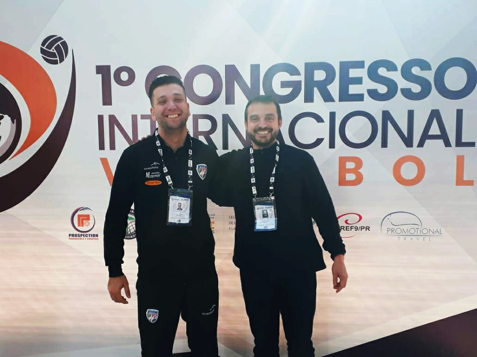 Congresso de vôlei no Paraná: Realizado em São José dos Pinhais (PR) com a participação de mais de 200 profissionais, o Congresso Internacional de Voleibol acabou proporcionando o encontro de dois nomes de destaque do esporte em Juiz de Fora. No 'flash', o preparador físico Danilo Coimbra, que trabalhou no JF Vôlei entre 2010 e 2014 e o atual técnico, Marcos Nascimento.