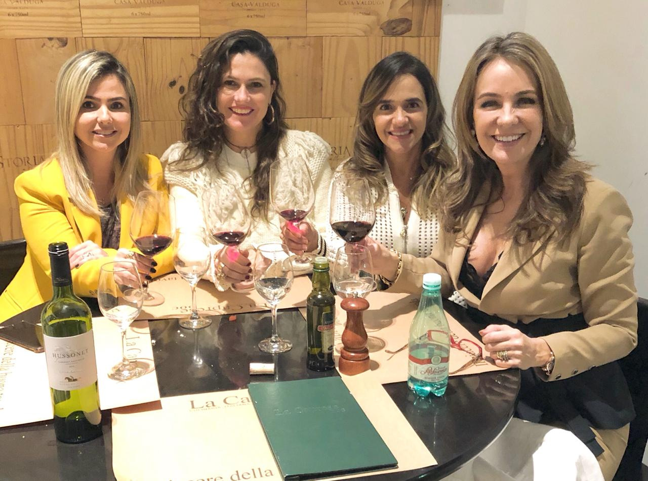 Verilsa Campos, Débora Queiroz, Monalisa Amorim e a aniversariante Patrícia Alvim em noite de comemorações, no La Caprese 