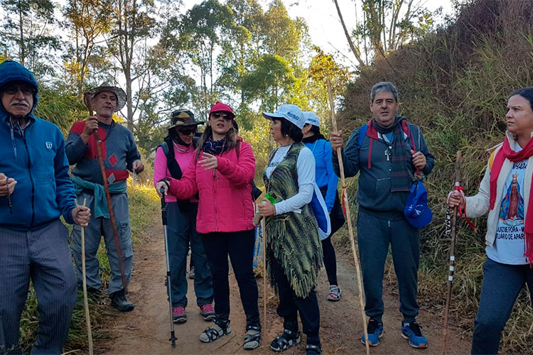 TURMA-DE-ROMEIROS-NA-ESTRADA-DE-CHÃO TURMA-DE-ROMEIROS-NA-ESTRADA-DE-CHÃO