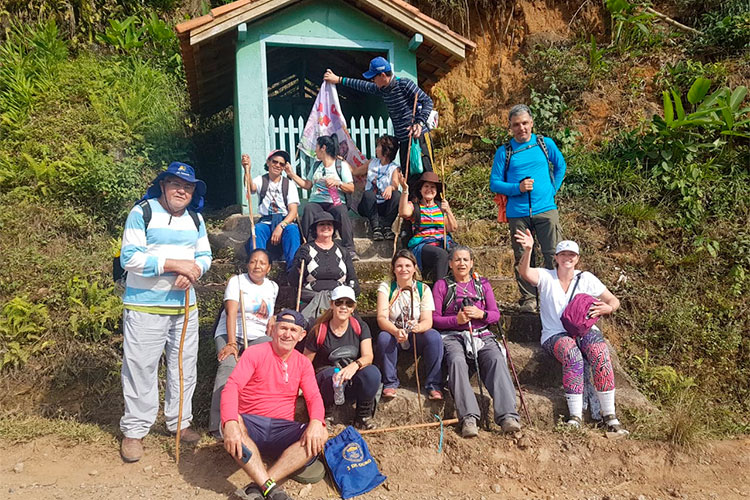 TURMA-EM-FRENTE-A-GRUTA TURMA-EM-FRENTE-A-GRUTA