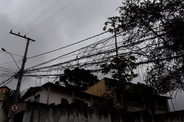 Emaranhado de fios preocupa moradores 1 VU SãoPedro 0608