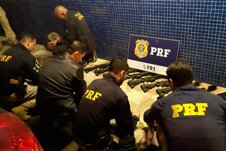 Casal é preso com 10 fuzis e 20 pistolas em Juiz de Fora 1 apreensao armas by PRF 2