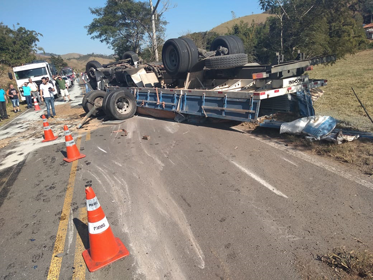 Acidente na MG-353 deixa três feridos, um em estado grave 1 caminhao prf