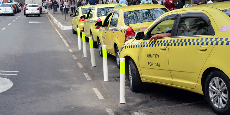 Settra atende pedido de taxistas e coloca obstáculos no Parque Halfeld 1 cones
