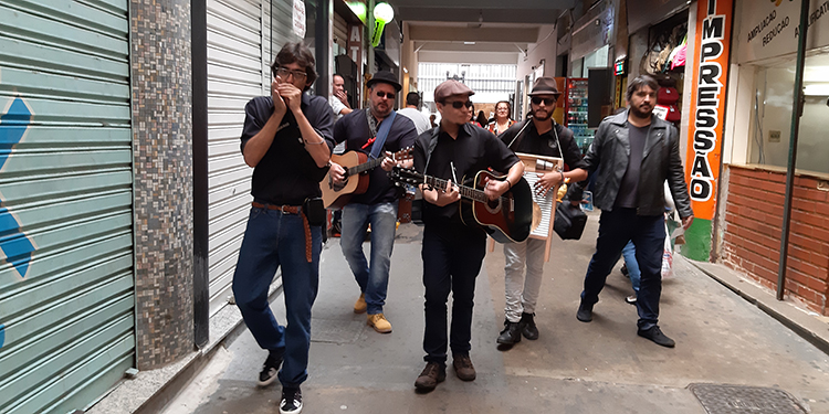 Cortejo de blues percorre ruas do Centro de Juiz de Fora 3 cortejo blues julio black3