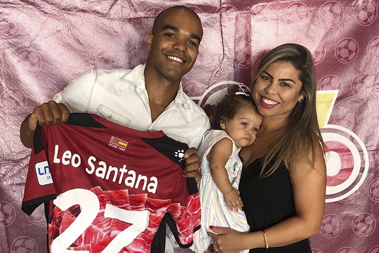 Ex-Barça, Léo Santana é apresentado em seu novo clube espanhol 2 esp Léo Santana e família foto Instagram Léo Santana