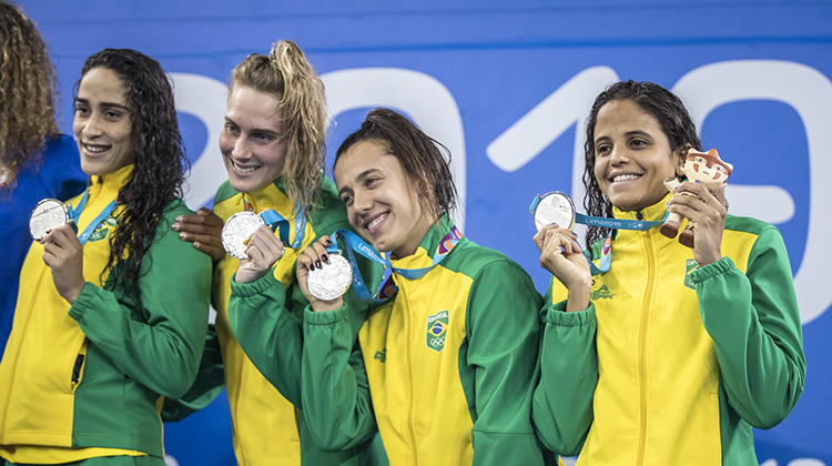Após prata e bronze, Larissa Oliveira vai à final dos 100m livre no Pan 2 esp Larissa equipe revezamento foto Jonne Roriz COB