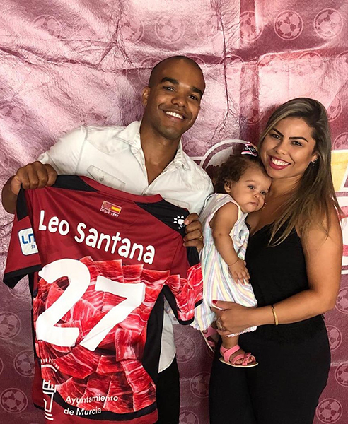Ex-Barça, Léo Santana é apresentado em seu novo clube espanhol 1 esp Léo Santana e família foto Instagram Léo Santana2