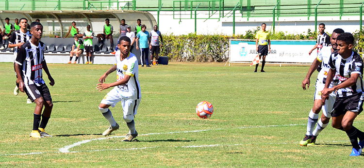 Líder, Tupi sub-20 bate o Serranense e garante vaga no G-4 do Mineiro 1 esp Tupi Max e Patrick foto Olavo Prazeres