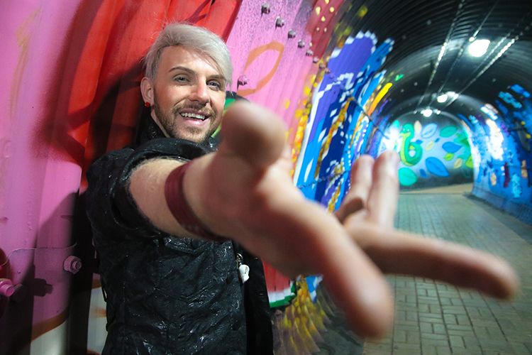 Tiago presente, com brilho, coroa de rainha e orgulho gay 5 tiago05