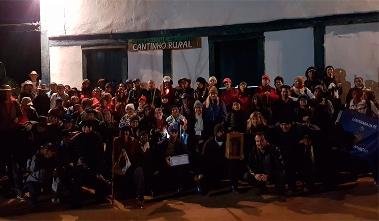 turma-em-frnete-a-sede-da-fazenda-bela-vista turma-em-frnete-a-sede-da-fazenda-bela-vista