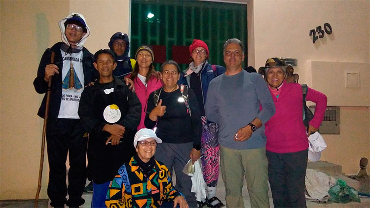 turma-na-porta-do-hotel-em-cachoeira-paulista turma-na-porta-do-hotel-em-cachoeira-paulista