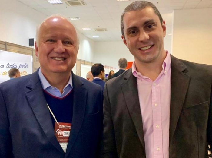 O secretário de Estado de Desenvolvimento Econômico Social, Manoel Vitor de Mendonça Filho e o conselheiro Frederico Miana no Fórum da Agência de Desenvolvimento 1 O secretário de Estado de Desenvolvimento Econômico Social, Manoel Vitor de Mendonça Filho e o conselheiro Frederico Miana no Fórum da Agência de Desenvolvimento, no Trade Hotel