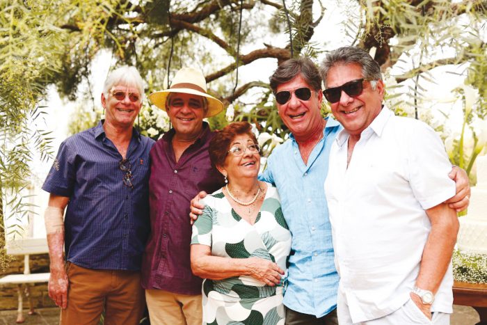 Dorinha Sotto Maior, comemorando seus 90 anos, ladeada pelos filhos Nilo, Eduardo, João e Henrique 