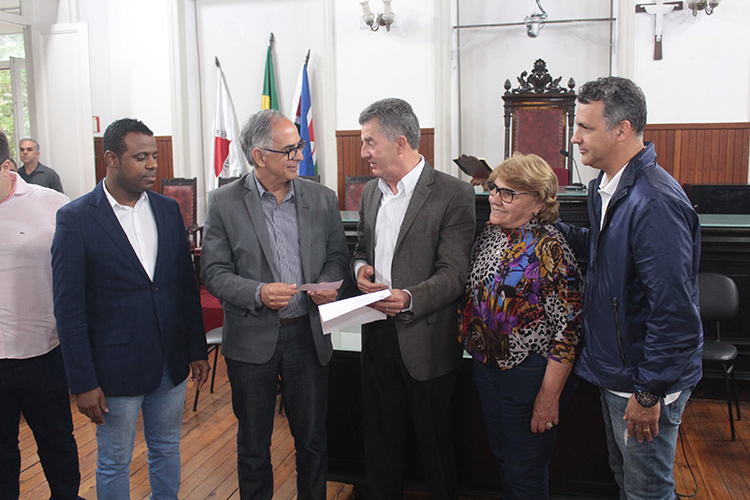 Câmara entrega ao prefeito Dr