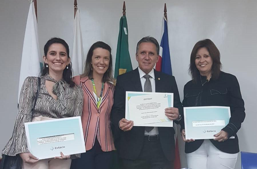 Flávia Bomtempo, Pamella Carvalho, o vice-presidente do TJMG, desembargador Afrânio Vilela e a juíza Maria Cristina Trulio, na Semana do Direito da Estácio 